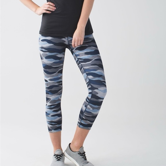 Lululemon Wunder Under Crop - Picture 1 of 8